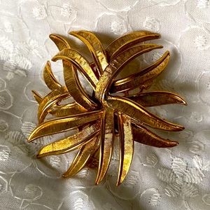 Vintage brooch marked "Lisa" (A-Z#2)